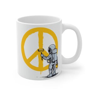 Taza de dibujos animados con el símbolo de la paz y la pintura de un astronauta creativo (11 oz)
