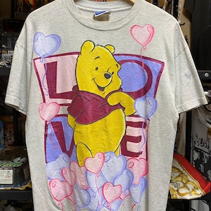 Camiseta vintage de los 90 con globos de corazón de Winnie the Pooh (talla L), diseño de oso adorable, camiseta vintage de dibujos animados, camiseta bonita, camiseta vintage de Walt Disney.