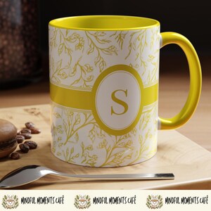 Taza con inicial personalizada: diseño de coqueta de toile amarillo, taza de café personalizada, regalo de inspiración vintage para ella, regalo de fiesta nupcial, niña adolescente