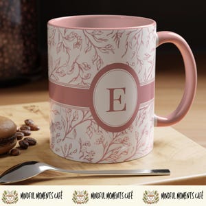 Taza con inicial personalizada: diseño de coqueta de toile rosa, taza de café personalizada, regalo de inspiración vintage para ella, regalo de fiesta nupcial, niña adolescente