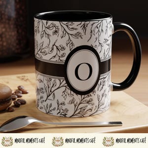 Taza con inicial personalizada: diseño de coqueta de tela negra, taza de café personalizada, regalo de inspiración vintage para ella, regalo de fiesta nupcial, niña adolescente