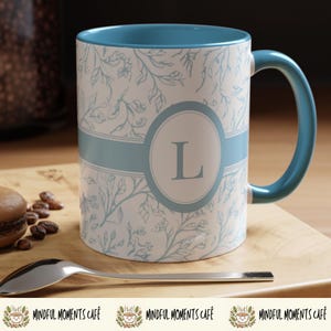 Taza con inicial personalizada: diseño de coqueta de toile azul claro, taza de café personalizada, regalo de inspiración vintage para ella, regalo de fiesta nupcial, niña adolescente