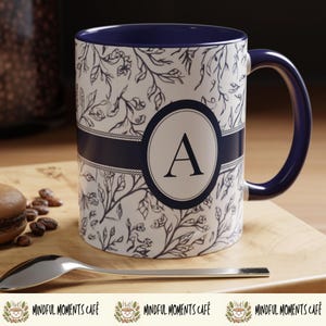 Taza con inicial personalizada: diseño coqueto de toile azul marino, taza de café personalizada, regalo de inspiración vintage para ella, regalo de fiesta nupcial, niña adolescente