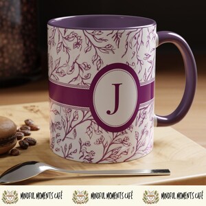Taza con inicial personalizada: diseño de coqueta de toile morado, taza de café personalizada, regalo de inspiración vintage para ella, regalo de fiesta nupcial, niña adolescente