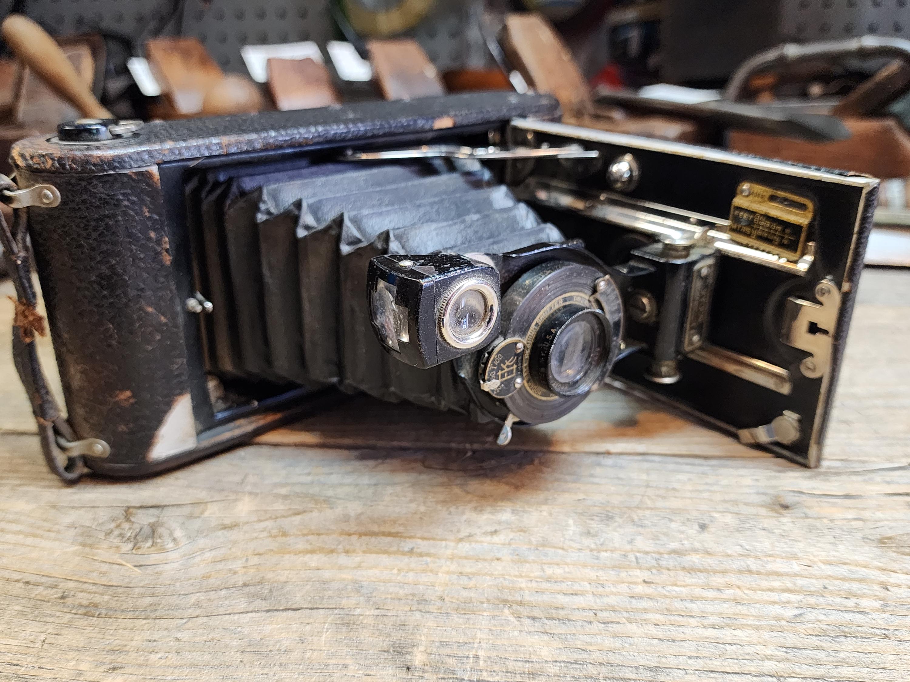 Ancien appareil photo de poche Eastman Kodak 1A série II avec étui