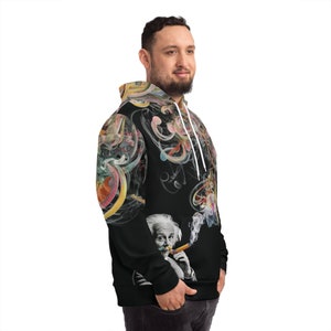 Puede incluir: Sudadera negra con un diseño abstracto colorido y un retrato de Albert Einstein fumando un cigarro.