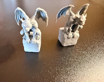 Juego de 2 gárgolas góticas en miniatura de plástico sin pintar - Decoraciones para casas de muñecas o dioramas de fantasía - Escala 1:12