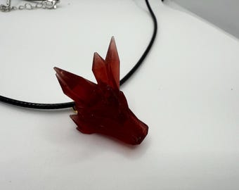 Collar con cabeza de dragón de cristal rojo: colgante de resina impreso en 3D