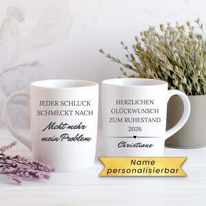 Peut inclure: Deux mugs en céramique blanche avec du texte noir. L'un des mugs indique "JEDER SCHLUCK SCHMECKT NACH Nicht mehr mein Problem." L'autre mug dit "HERZLICHEN GLÜCKWUNSCH ZUM RUHESTAND 2026 Christiane." Une bannière dorée indique "Name personalisierbar."