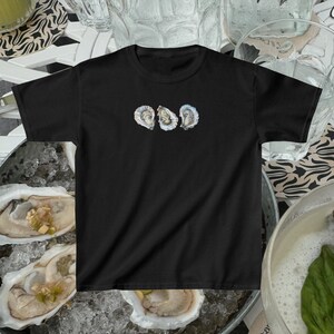 Oyster Baby Tee Women Mermaidcore Shirt Coastal Granddaughter Crop Top Sardine Aesthetic 90s Mini Tee Vintage Seashell Girl Black