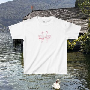 Camiseta Coquette Swan Baby para mujer, top corto de estilo femenino suave, conjunto ideal para conciertos, camiseta delicada y femenina, camiseta mini de moda estilo años 90 (Y2K). White