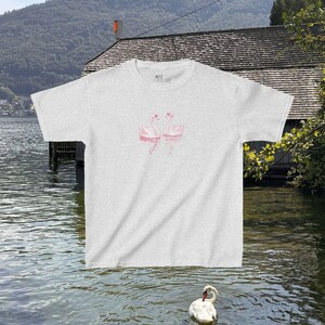 Camiseta Coquette Swan Baby para mujer, top corto de estilo femenino suave, conjunto ideal para conciertos, camiseta delicada y femenina, camiseta mini de moda estilo años 90 (Y2K). Ash