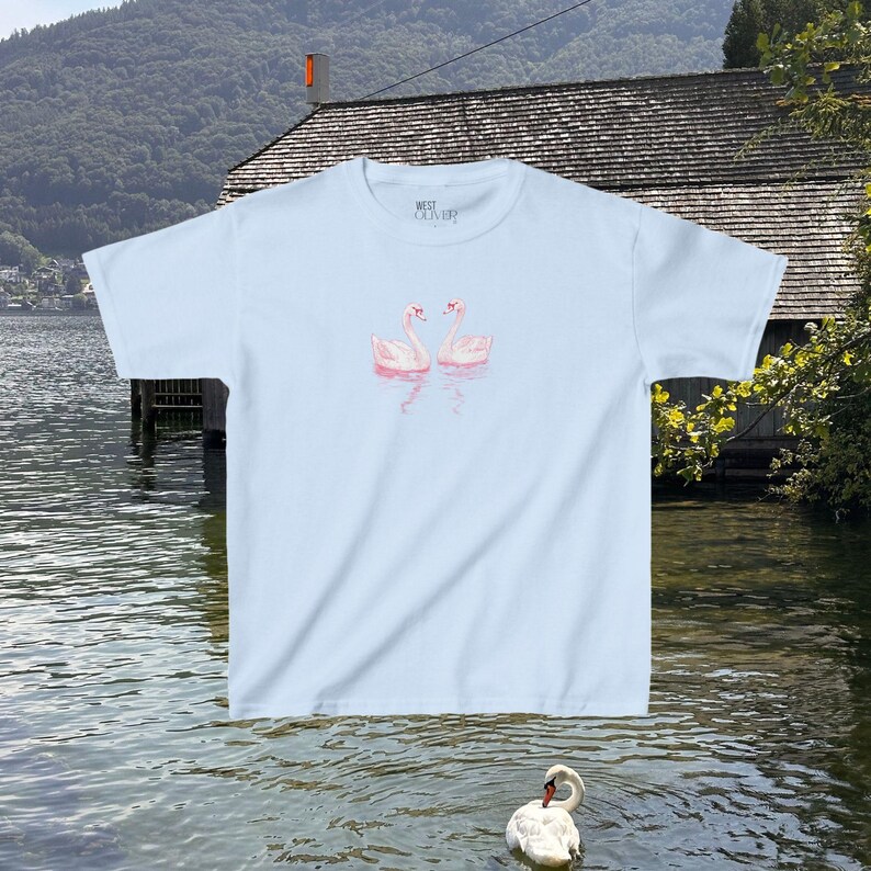 Camiseta Coquette Swan Baby para mujer, top corto de estilo femenino suave, conjunto ideal para conciertos, camiseta delicada y femenina, camiseta mini de moda estilo años 90 (Y2K). Light Blue