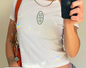 Camiseta de bebé de la suerte del Día de San Patricio para mujer, top corto con trébol y herradura verde, camiseta del Día de San Patricio, atuendo del Día de San Patricio con un centavo de la suerte