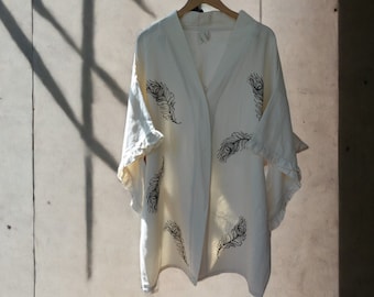 Camicia kimono in cotone fatta a mano con ornamento di piume stampate in pietra