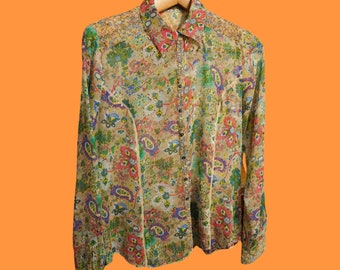 Vintage Mehrfarbiges Fantasy-Muster 90er Jahre Transparentes Indie-Hemd Frau mit langen Ärmeln