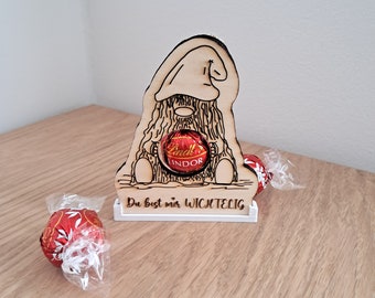 Gnome display “You are important to me” for chocolates