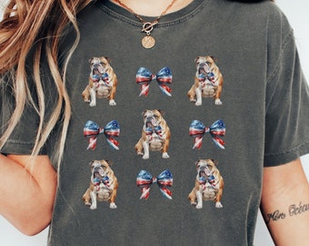 T-shirt patriottica Bulldog con fiocco bandiera americana, maglietta per cani orgoglio USA, regalo per il giorno dell'indipendenza, design coquette, mamma cane, top oversize