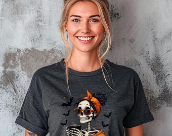 Messy Bun Skeleton Coffee T-Shirt: Frauen Halloween Tee