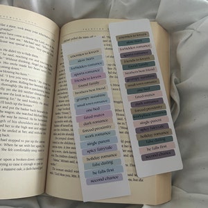Segnalibro Romance Tropes, segnalibro per club degli amanti dei libri, segnalibro carino, regalo per amanti dei libri, club del libro, segnalibro romantico, romanzo speziato