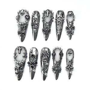 Uñas postizas con forma de corazón y cruz cromada plateada, estilo punk gótico Y2K, uñas acrílicas largas con forma de stiletto hechas a mano.