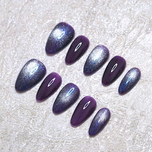 Presse oeil de chat argent violet foncé sur les ongles, ongles argent métallisé, faux ongles amande, ongles acryliques courts amande faits main sur mesure