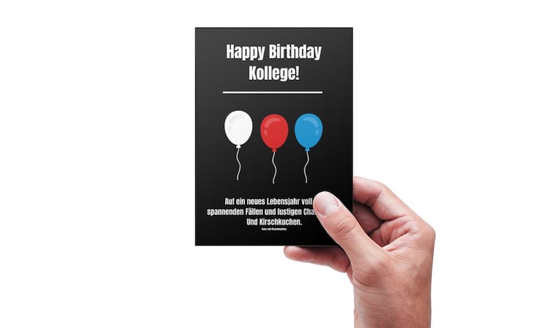 May include: A black card with the text "Happy Birthday Kollege!" and three balloons in the colors red, white, and blue. The text below the balloons reads "Auf ein neues Lebensjahr voll spannenden F&auml;llen und lustigen Chal und Kirschkuchen."