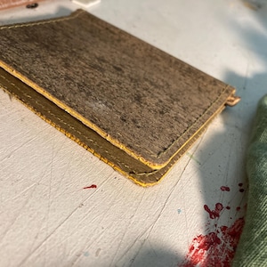 Cartera Palm. Piel de hoja l Nunca se ensucia
