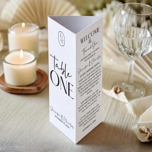 Numeri da tavolo a tre ante per matrimonio, numeri da tavolo minimalisti per matrimonio, biglietti di ringraziamento a tre ante per matrimonio, supporto da tavolo triangolare, numeri da tavolo a tre ante