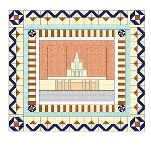 Könnte beinhalten: Ein rechteckiger Quilt mit einem zentralen Block, der ein mehrstöckiges Gebäude in Pfirsich-, Creme- und Grautönen darstellt. Der Rand besteht aus abwechselnden geometrischen Mustern in Creme, Braun und Blau, einschließlich Zickzacklinien.
