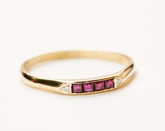 Anillo de oro amarillo de 14 quilates con rubí sintético y diamante en muy buen estado vintage.