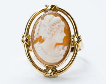 14 Karat Yellow Gold Ring with Hand Carved Shell Cameo with Female Silhouette  1950s in Very Good Vintage Condition