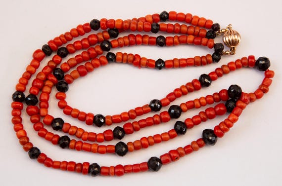 Collier Ancien En Pierres Rouges Type Corail - Plusieurs Rangs - Vintage Suisse