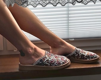 Lindas zapatillas para mujer hechas a mano en Europa, regalo para su dormitorio, zapatos de mulas, zuecos de verano, zapatillas de casa para mujer