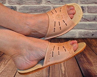 Women's House Slippers Open Toe Leather Sandals Handmade barefoot Flip Flops Indoor Flat Heel Summer Slippers Traditional Design Footwear