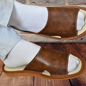 Minimalistyczne kapcie domowe dla mężczyzn, ręcznie robione sandały Barefoot, klapki podróżne z owczej skóry.