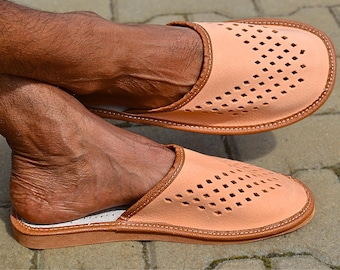 Pantuflas de cuero para hombre: Mules de piel de oveja hechas a mano, puntera ancha
