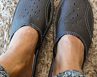 Pantuflas de cuero hechas a mano: Zuecos de hombre con puntera ancha