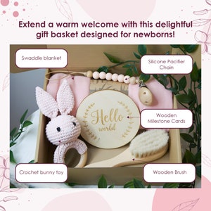 Panier cadeau pour bébé ultime célébration de baby shower ! - Livré avec une brosse en laine, une couverture, un hochet, un anneau de dentition et une carte d'étape rose