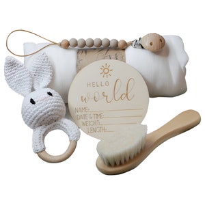 Ultieme babyshower-babycadeaumand! - Compleet met wolborstel, dekentje, rammelaar, bijtring en mijlpaalkaart roze