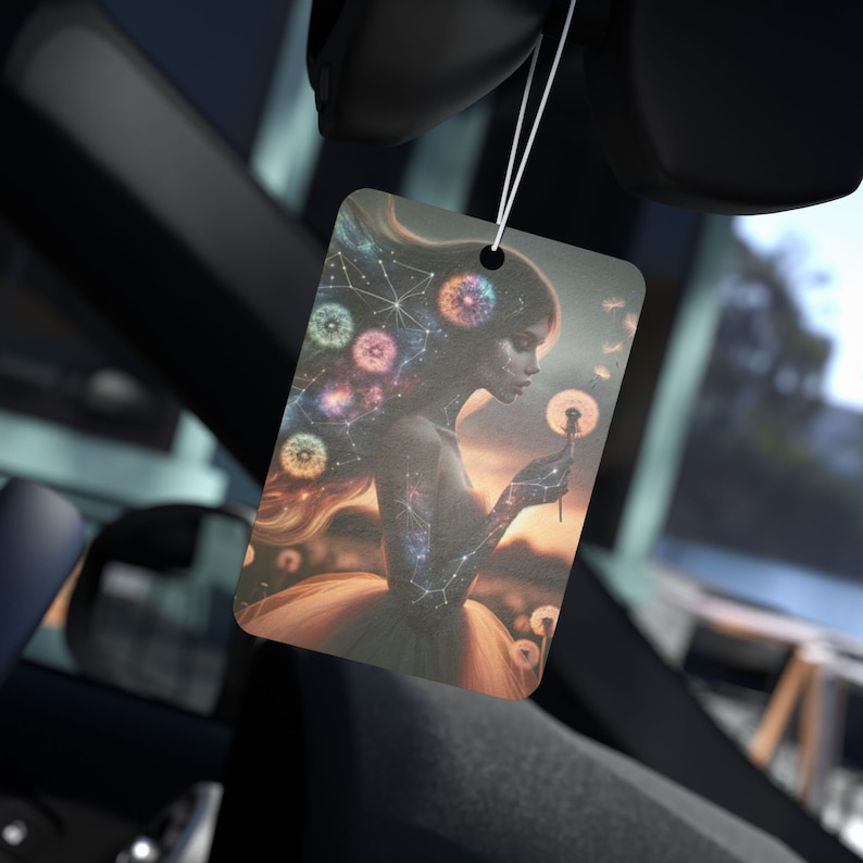 Puede incluir: Ambientador rectangular para coche con una mujer celestial con cabello de galaxia y un diente de le&oacute;n. La obra de arte incluye constelaciones y orbes coloridos. El ambientador est&aacute; colgado en un coche.