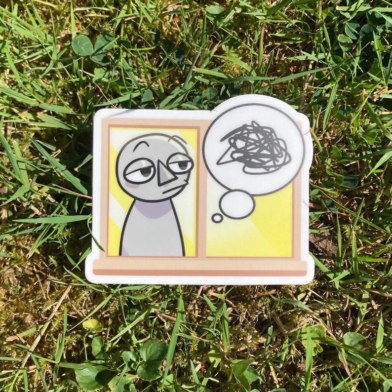 Pu&ograve; includere: Un adesivo raffigurante un personaggio dei cartoni animati che guarda fuori da una finestra gialla e marrone, con una nuvoletta che mostra un disegno scarabocchiato. Il personaggio &egrave; grigio. L'adesivo &egrave; su una superficie erbosa.