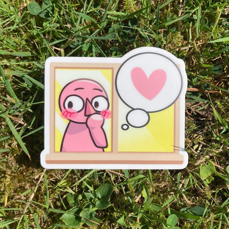 Pu&ograve; includere: Un adesivo con un personaggio rosa dei cartoni animati che guarda fuori da una finestra, con una nuvoletta che mostra un cuore rosa. La finestra ha uno sfondo giallo. L'adesivo &egrave; su uno sfondo bianco.