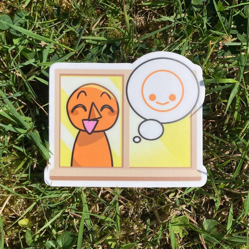 Pu&ograve; includere: Un adesivo raffigurante un personaggio dei cartoni animati con corpo e viso arancione, sorridente e che guarda fuori da una finestra. Una nuvoletta mostra una faccia sorridente. Lo sfondo &egrave; giallo.
