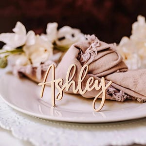 Hochzeits-Platzhalter aus Holz - Personalisierter Platzhalter mit Vornamen für Taufe, Geburtstag, Hochzeit - Vorname aus Holz - Holzetikett