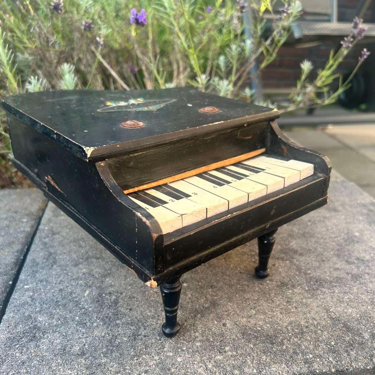高品質の人気 Antique Rare Grand Piano Toy Vintage Celebrate Wood Mini 鍵盤楽器