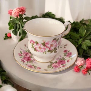 Vintage theekop en schotel Queen Anne Bone China D 77 4 gemaakt in Engeland. Vintage porselein