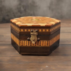 Caja de madera de marquetería antigua, caja de baratijas, caja de Sorrento, decoración boho, hogar boho, caja de joyería de mosaico de madera, hexágono vintage