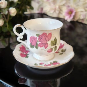 Royal Ascot porcelanowa filiżanka i spodek, kość porcelanowa. Wyrafinowana angielska filiżanka i spodek do herbaty lub kawy, kolekcja, przedmiot na prezent