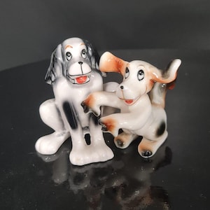 Vintage lachende honden ECHT BONE CHINA twee bijpassende komische hond beeldjes vintage porseleinen honden cartoon hond aardewerk handbeschilderd